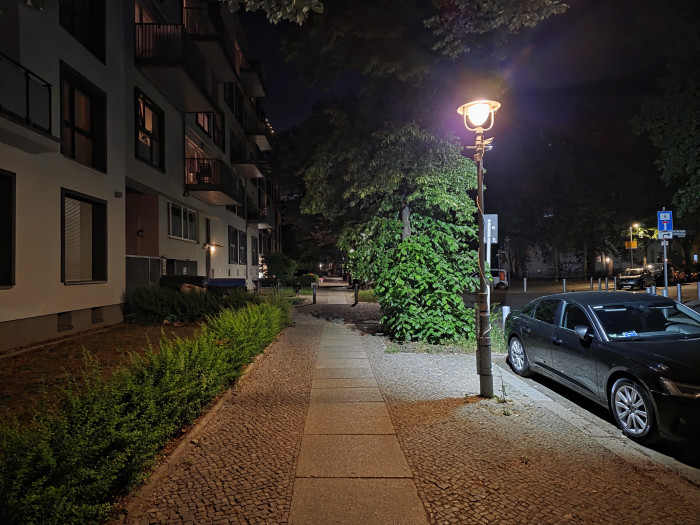 Nachts macht das Galaxy S25 Edge mit der Hauptkamera gute Bilder auch bei schlechter Beleuchtung. (Bild: Tobias Költzsch/Golem.de)